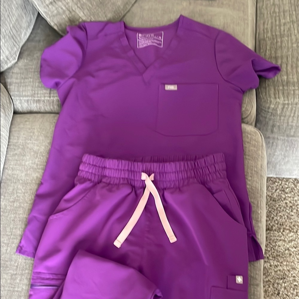 Figs Vivid Purple Scrub Set excellent condition no stains, pristine wore twice!